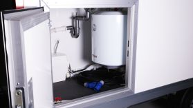 1200F411T222 Kaksi identtistä kylpyhuonetilaa ja WC