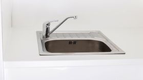 1200F411T222 Kaksi identtistä kylpyhuonetilaa ja WC