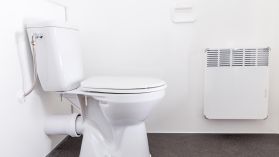 1200F411T222 Kaksi identtistä kylpyhuonetilaa ja WC